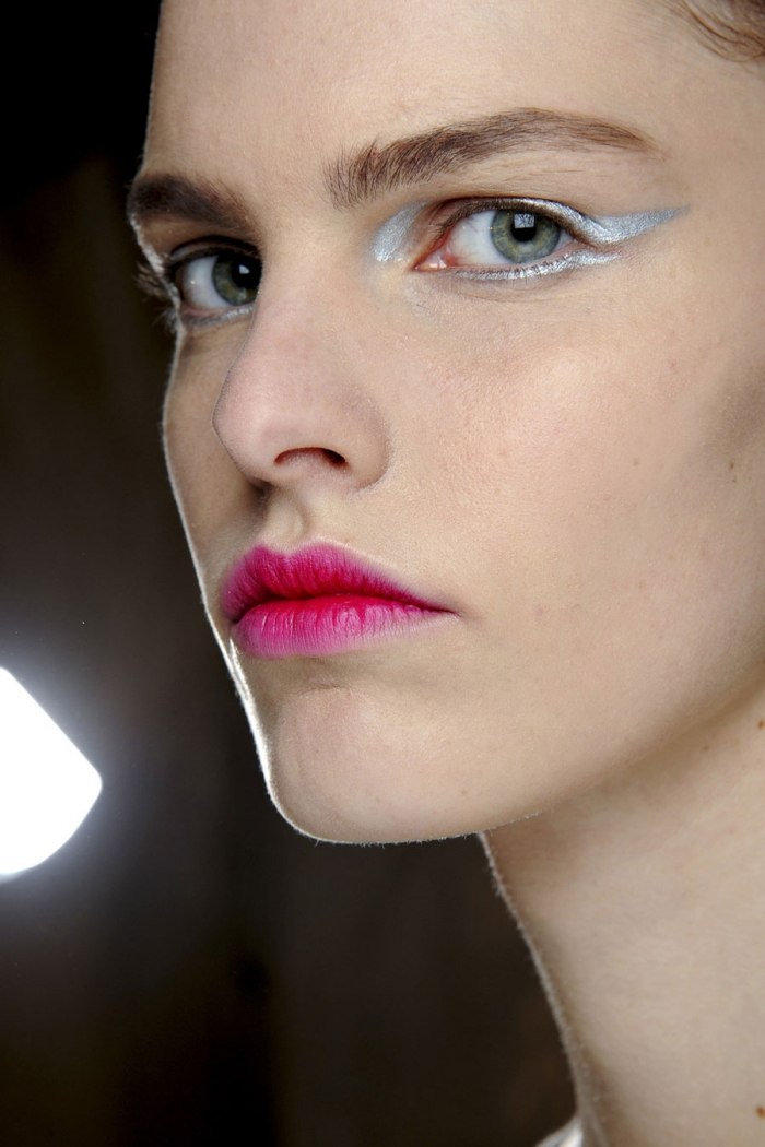 vinter-höst-smink-trender-silver-glänsande-eyeliner-rosa-läppar