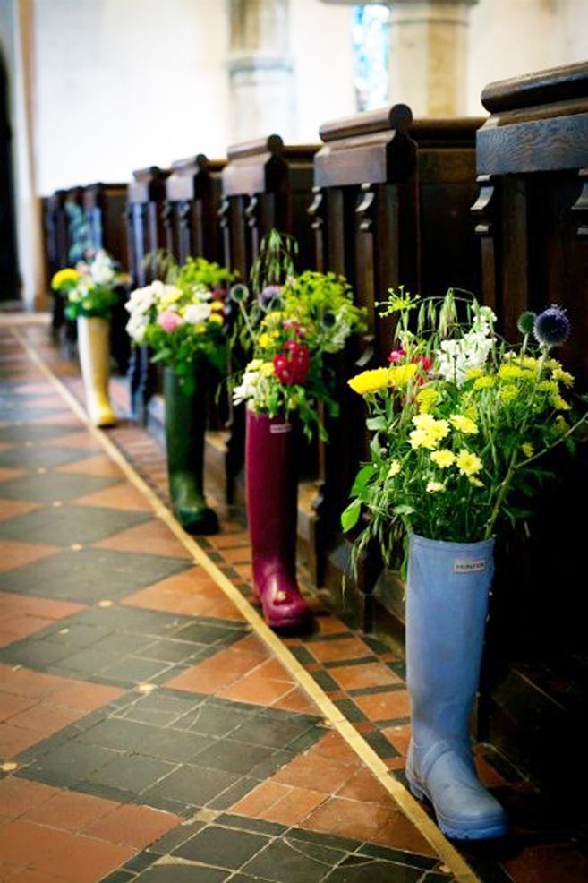regniga-bröllop-dekoration-gummistövlar-blommor-altare