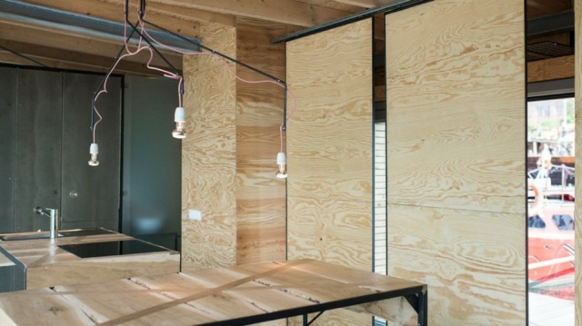 Rumsavdelare-av-trä-med-metall-ram-trä-paneler-husbåt-inredning-design
