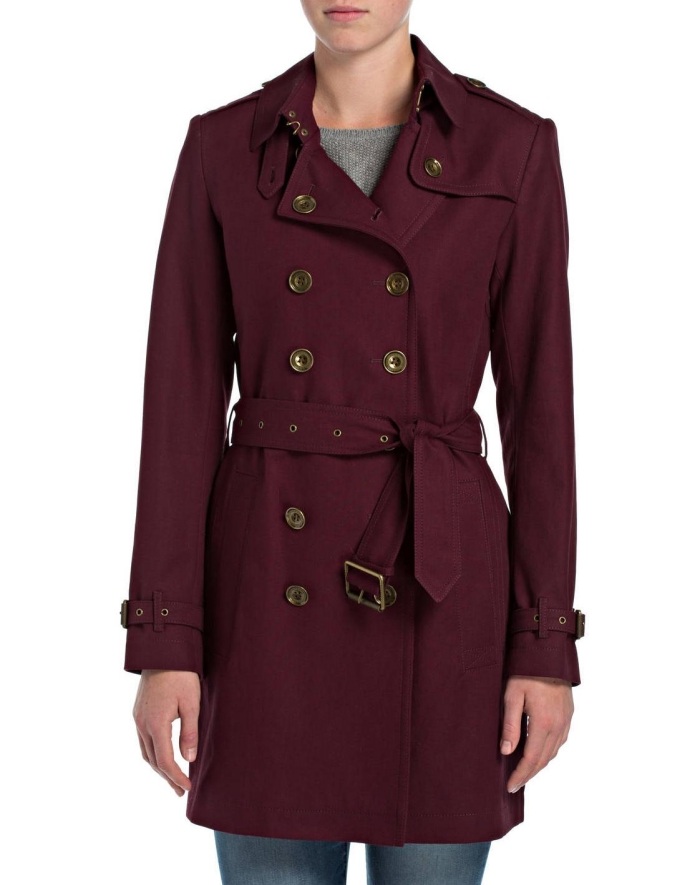 trench-coat-design-burberry-brit-bordeaux-midja-cut-krage-epauletter-med-knappar