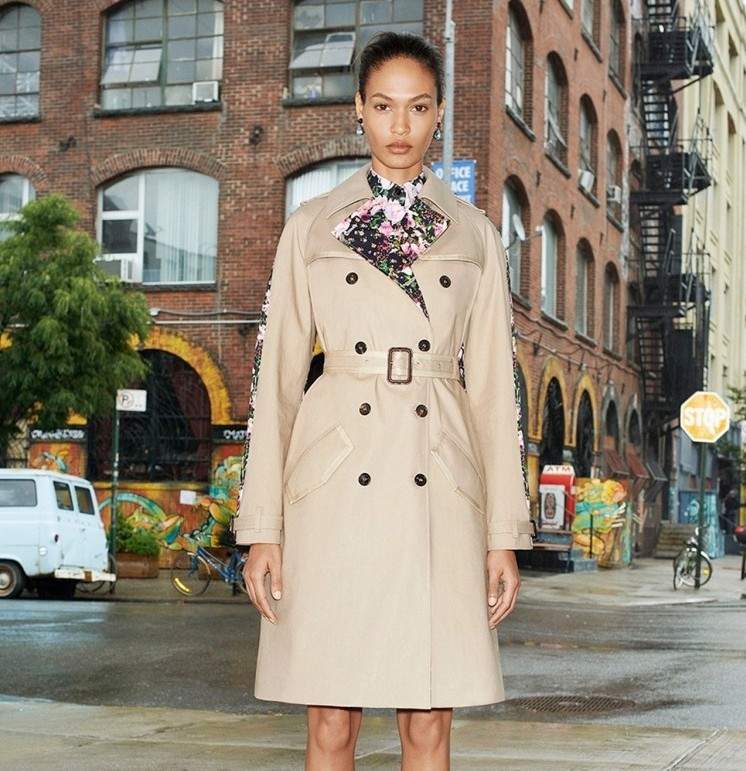 Trenchcoat-kvinnor-tryck-insats-collage-av-blommor-Givenchy-klassiskt-bomull-bälte