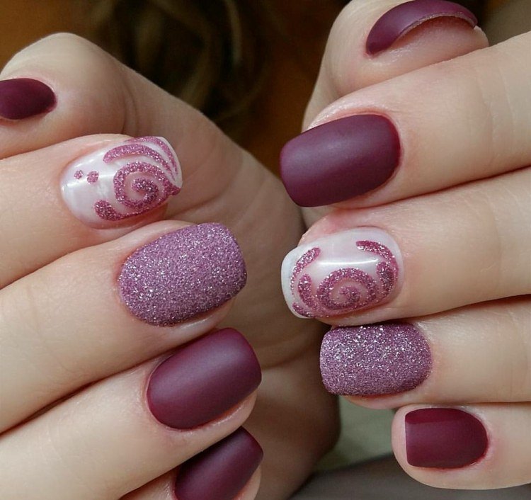 nageldesign korta naglar bordeaux färg matt socker effekt dekoration rosa vita pärlor skimrar