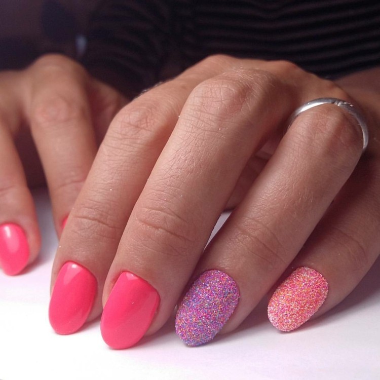färgglada nageldesign korta naglar rosa regnbågsfärgade sockernaglar