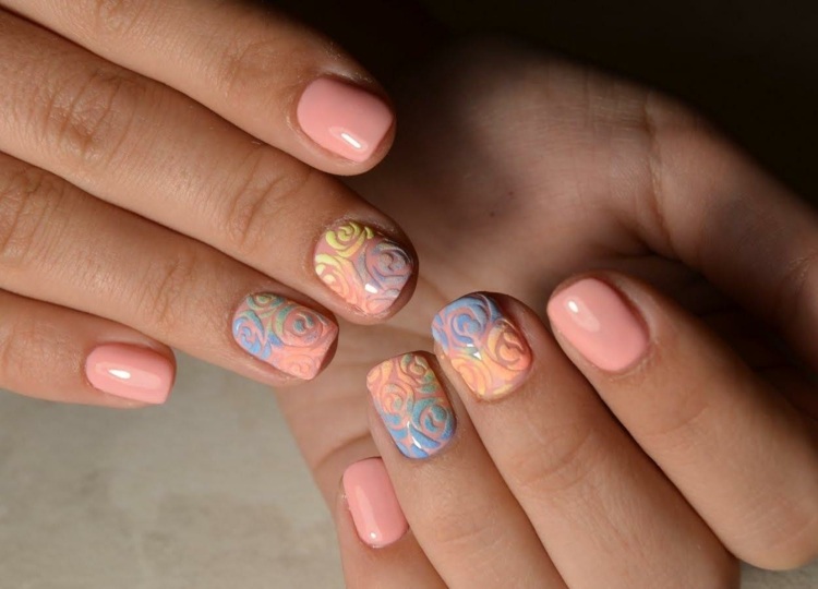 korta raka naglar rosor pastellfärger sockereffekt