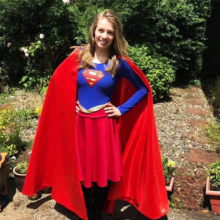 superkvinna-kostym-gör-själv-röd-cape-kjol