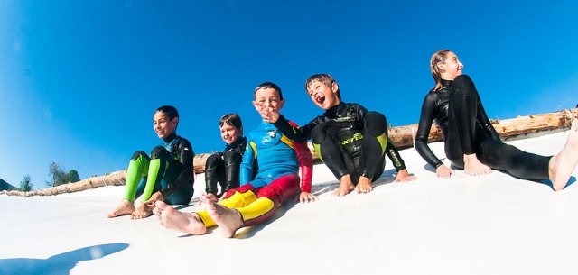Wave pool perfekt för barn surfning lektioner vattensport utveckling
