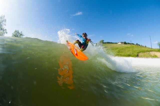 Innovativ patenterad teknik Wave garden surfing i vågpoolen
