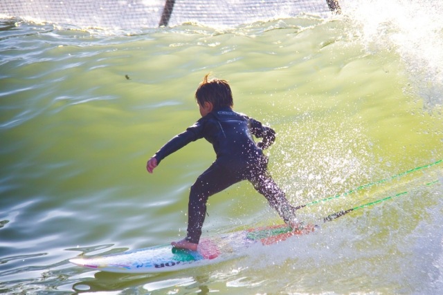 Surf surfing for kids -system genererar rörvågor med hög kapacitet vågfrekvens