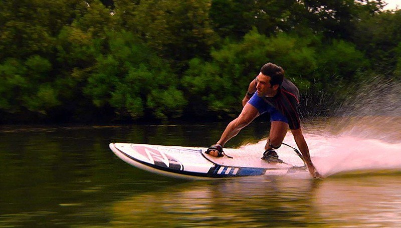 Surfing-floden-elektriskt styrd-surfbräda-modern