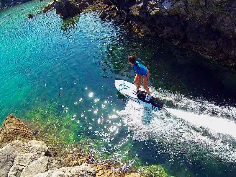 Surfing-river-electro-surfboard-modern-utan-vågor
