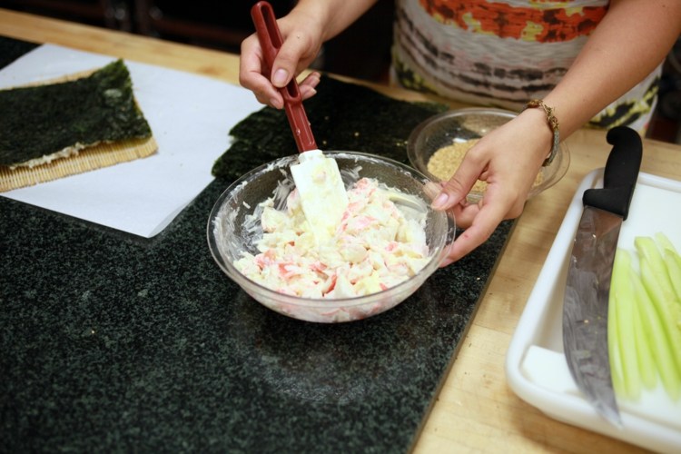 Blanda-din-egen-sushi-surimi-majonnäs