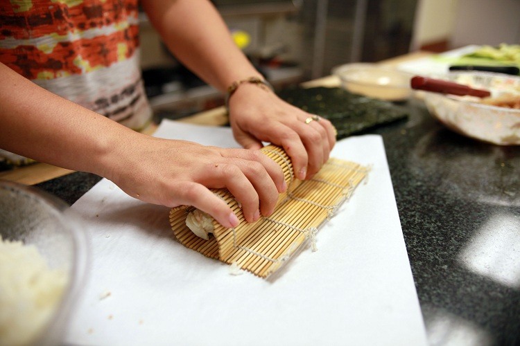 Gör-det-själv-sushi-inslagning-bambu-matta-recept