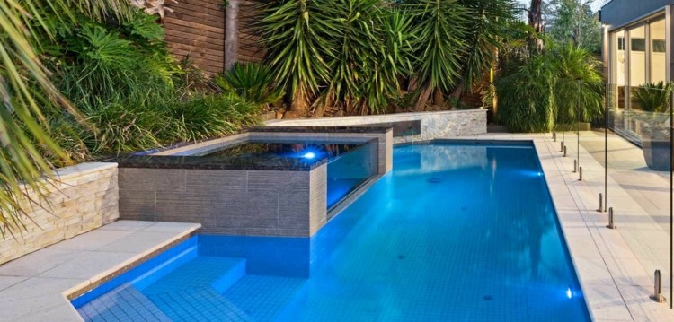 pool-design-ledstång-glas-bubbelpool-kakel-sten