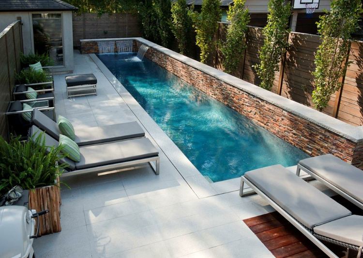 pool design lång-schäslong-vägg-terrass-klätterväxter