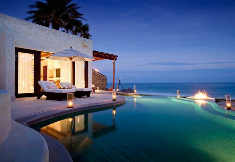 Böljande-pool-veranda-hus-med-havsutsikt