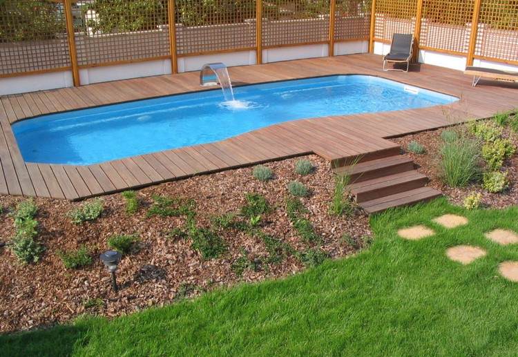 pool-egen-trädgård-gargoyle-trä-terrassbeläggning