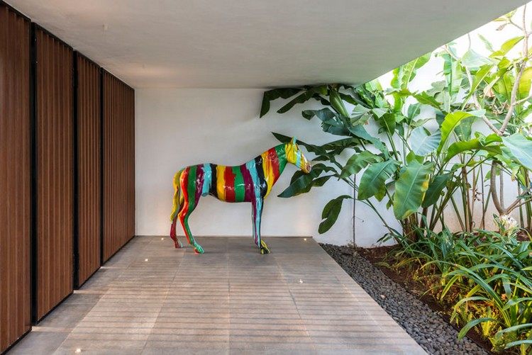 utomhus-trädgård-dekoration-färgglada-häst-skulptur