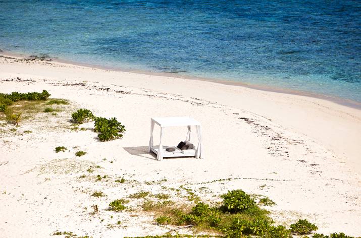 Lounge möbler av Dedon på stranden