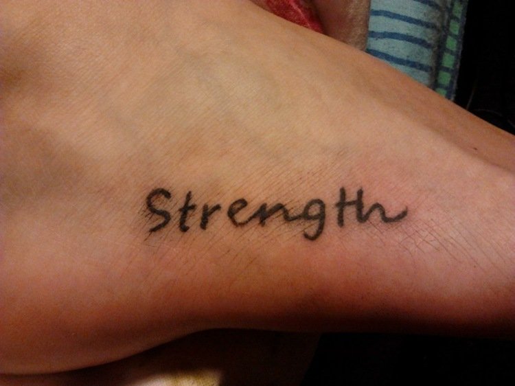 symbol-styrka-fot-tatuering-idé-ord