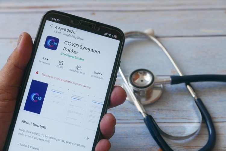app för att spåra symptom på covid 19 installerad på en Android -mobiltelefon