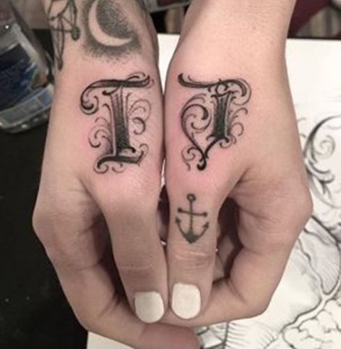 Ilmeikäs T -kirjain Tatuointi