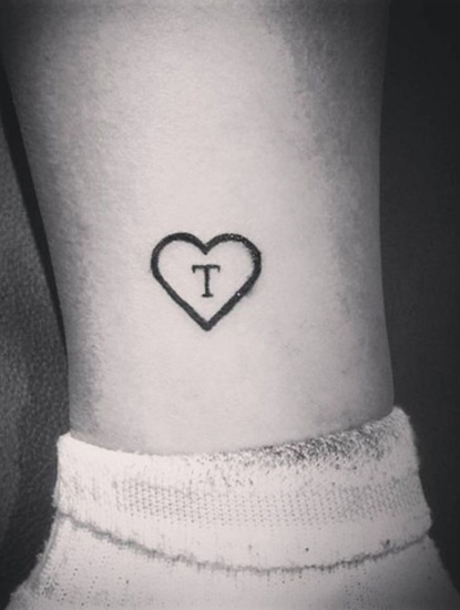 T -kirjain tatuointi sydämen sisällä