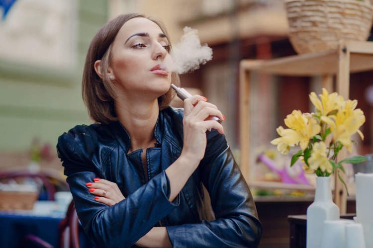 vilka risker är förknippade med nikotinkonsumtion från e-cigaretter