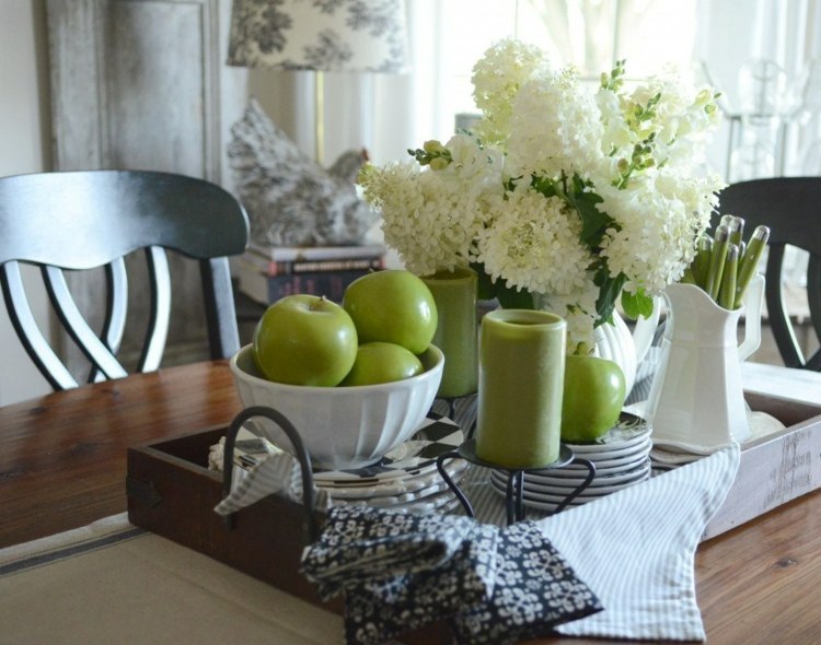 Bricka-dekorera-vår-frukost-rätter-äpplen-vit-lila-blomma-vas