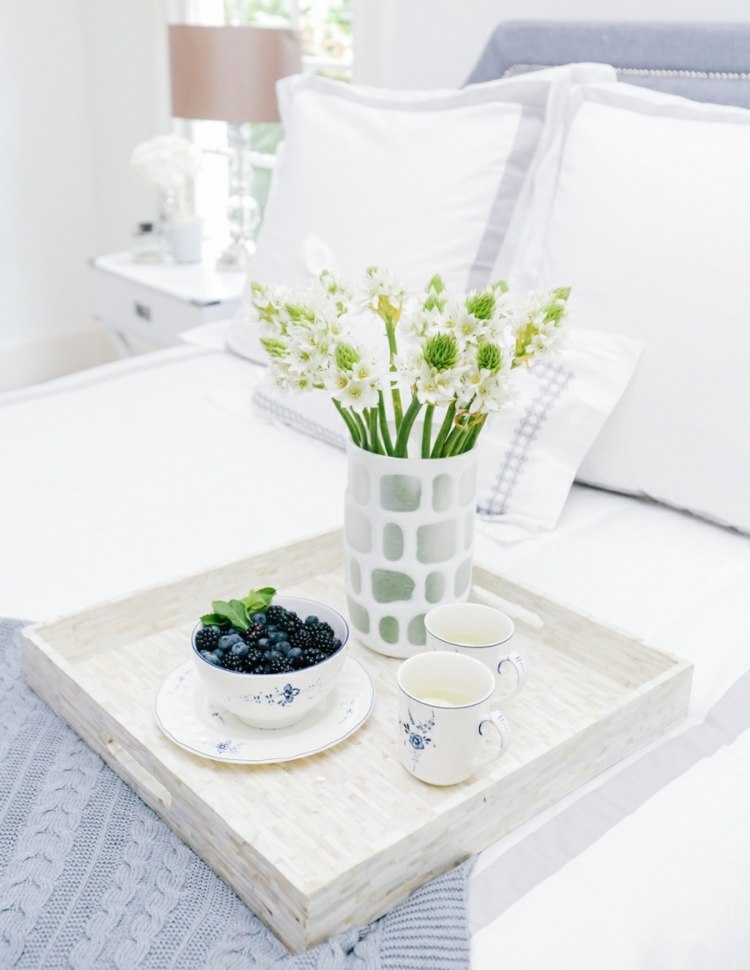 Fack-dekorera-vår-säng-frukost-vita-blommor-blåbär-kaffekoppar