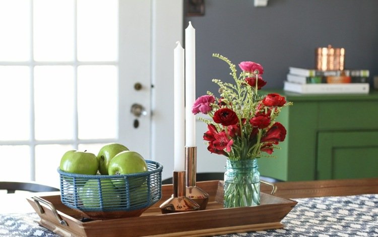 Bricka-dekorera-vår-bord-ljus-koppar-ljusstakar-röda-blommor-äpplen-inspiration