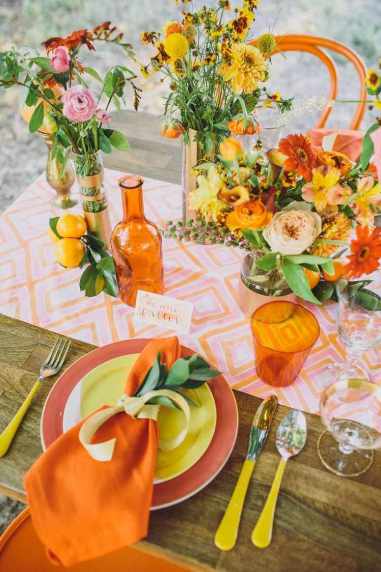 Idéer för bordsdekoration höst-orange-färgade-rätter-servett-bord löpare-bestick-gul