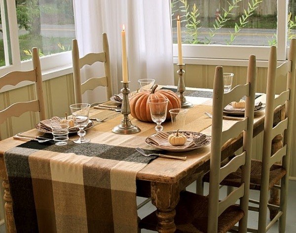 Rustikt vintage -matbord som dekorerar för höstens familjefester, rutig bordslöpare