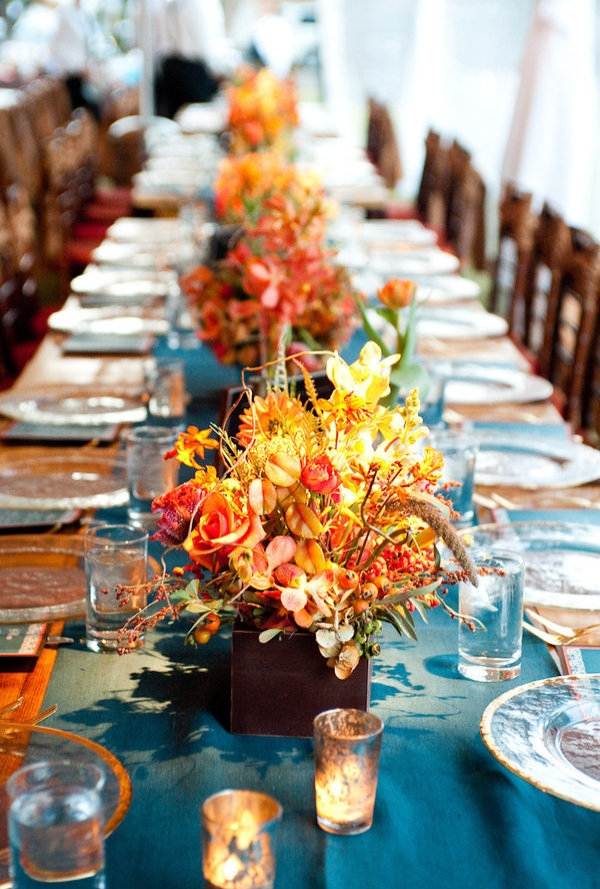 Bröllopsdekorationer-idéer faller humör-bukett blommor lövverk-bordslöpare blå sensommar
