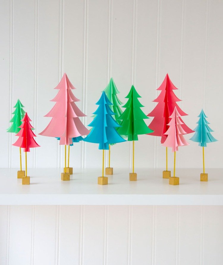 Klipp ut julgranar från papper och vik ihop dem Instruktioner och DIY -idéer