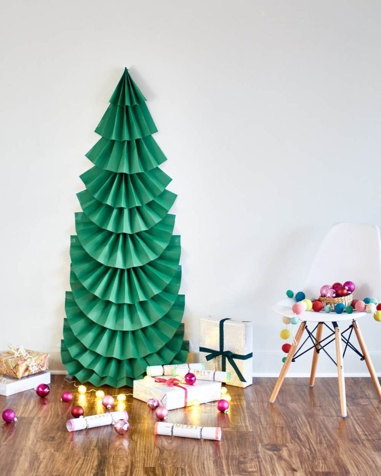 Gör en julgran av papper och sätt den på väggen Steg för steg -instruktioner