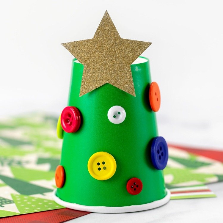 Tinker en julgran ur en engångskopp med knappar dekorera hantverksidéer för barn