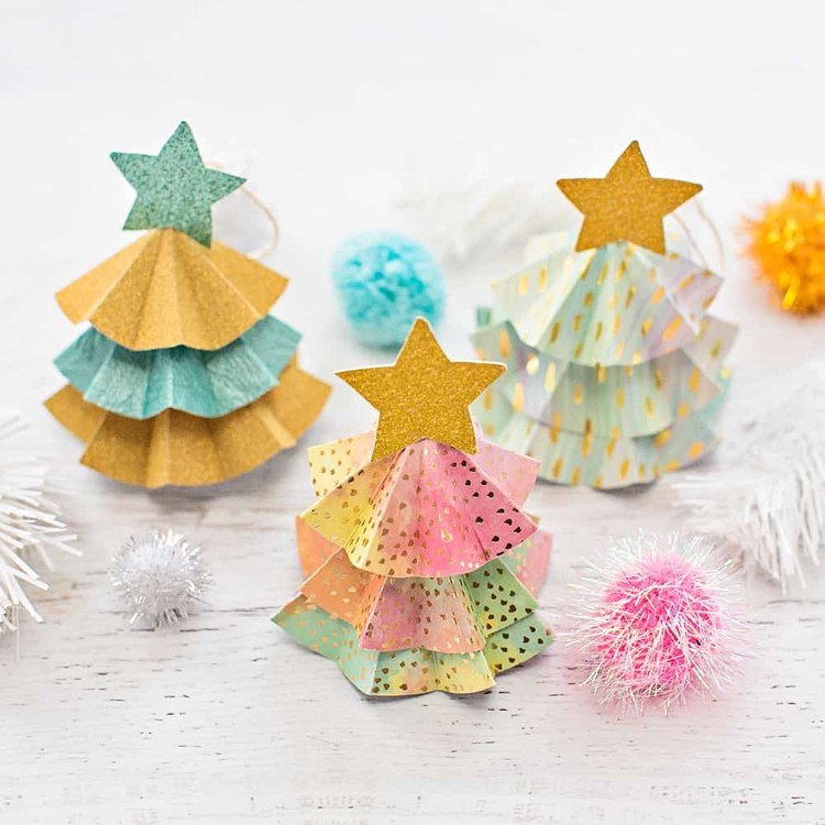 Fällbart julgranspapper Gör en mini -julgran av kartong och dekorera med glitter