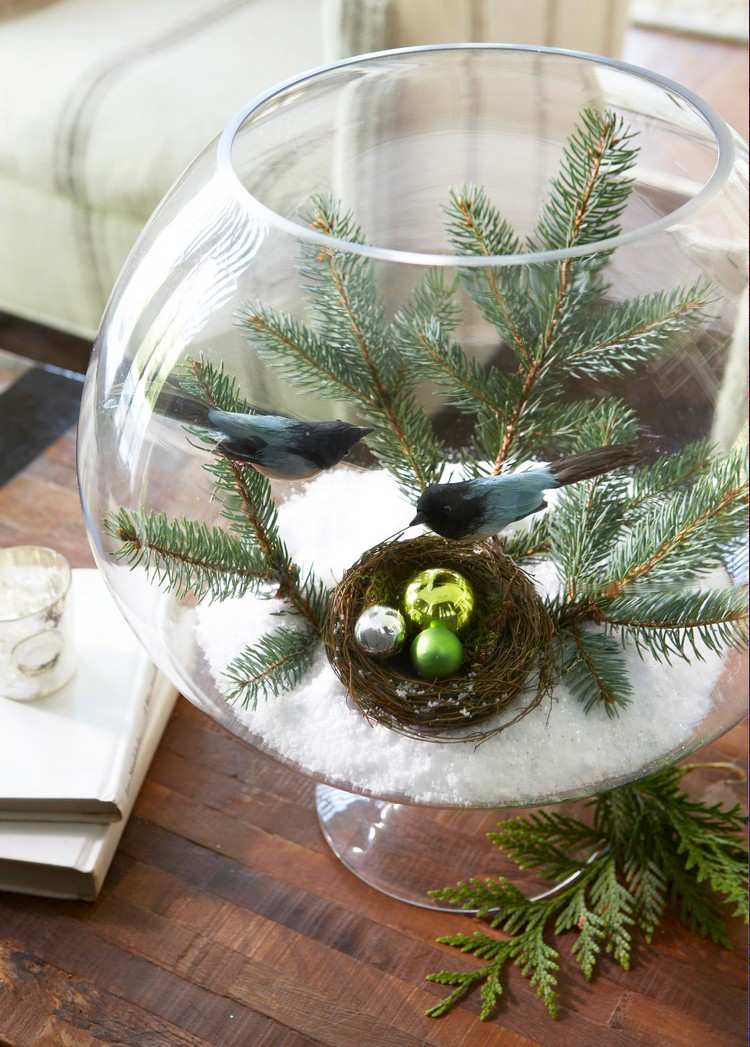 Granar dekoration till jul i ett glas med fåglar och bo och julgransbollar