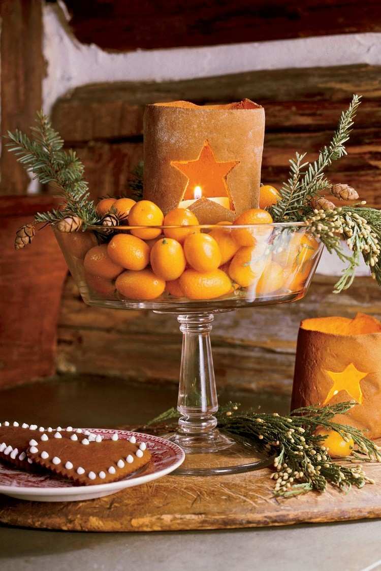 Dekorera grangrenar och apelsiner och pepparkakor och lykta inför advent