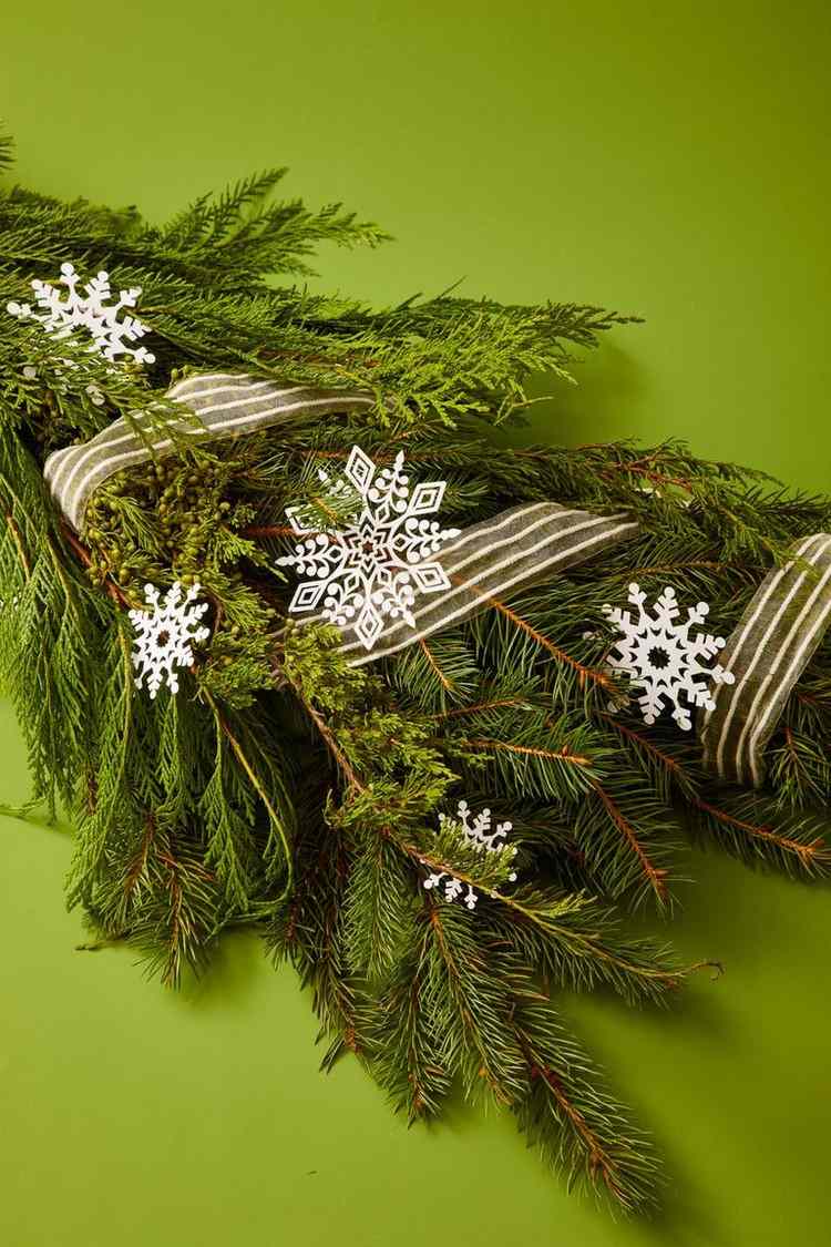 Granar dekorera själv gör krans med snöflingor och organza dekorativt band