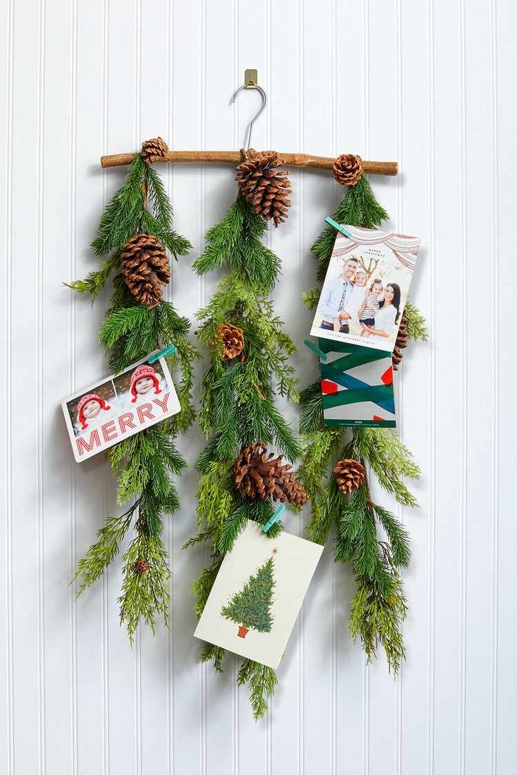 Dekorera grangrenar till jul hänga på en galge