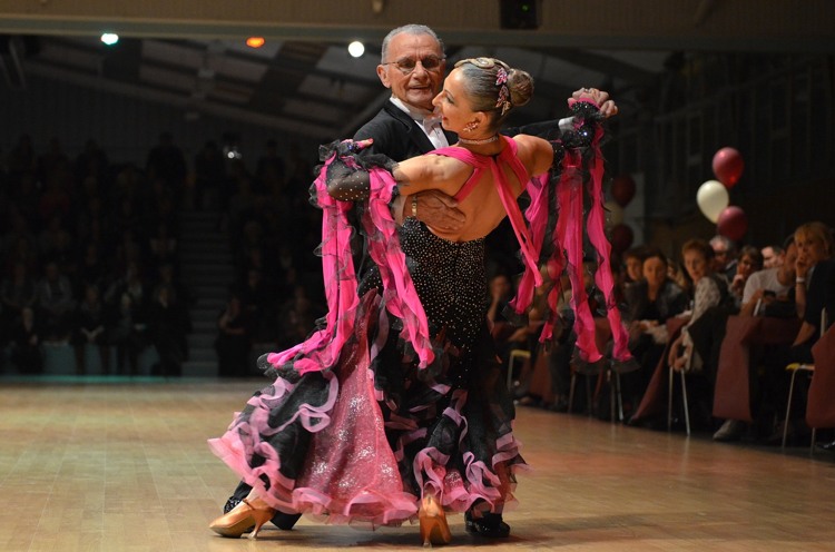 Lär dig att dansa-seniorer-dans-turnering-latinamerikansk kostym