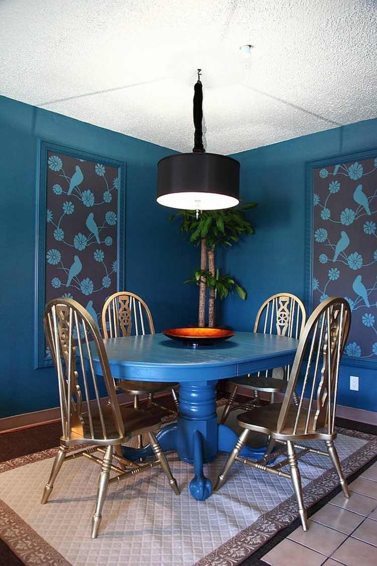 tapeter i matsalen tavelram accentblå möbler