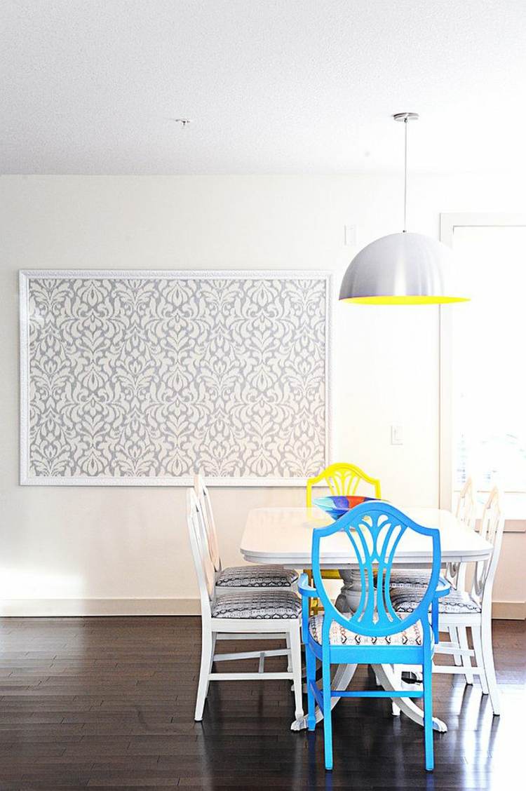 tapet-matsal konstverk väggdesign bildram vit stol blå
