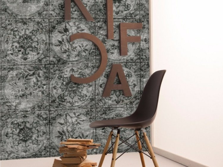 tapeter-vardagsrum-radix-kvadrat-mönster-lapptäcke-grå-stol-bokstäver-väggdekoration