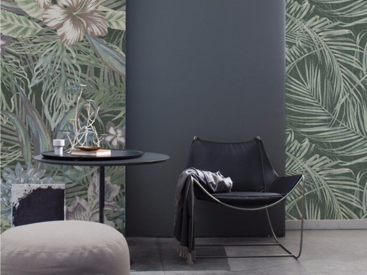 tapeter-vardagsrum-tenno-exotiska-växter-blad-grön-design-svart-möbel-stol