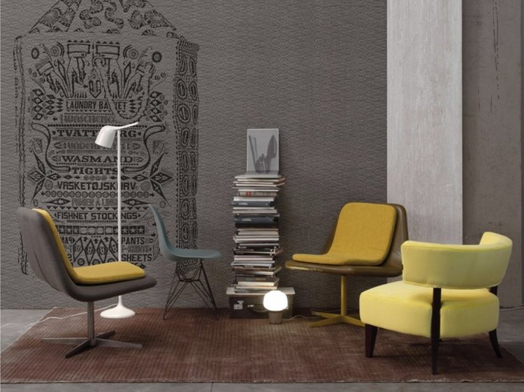 tapet-vardagsrum-petrantoni-rustikt-motiv-gul-stol-golvlampa-vit-inspiration