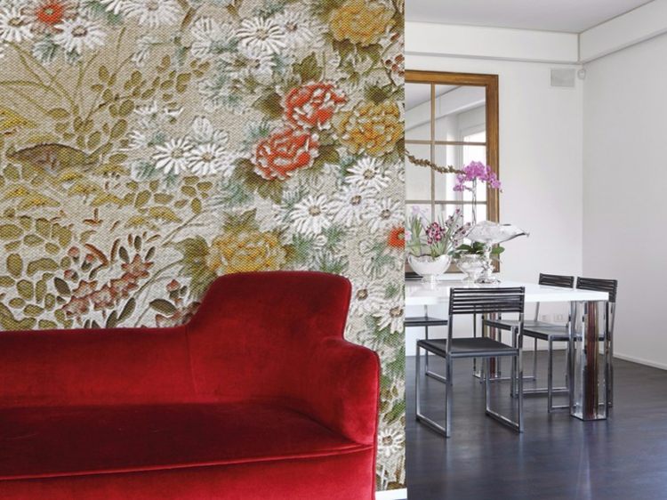tapeter-vardagsrum-evantail-färgglada-äng-blommor-canape-röd-skiljevägg-design