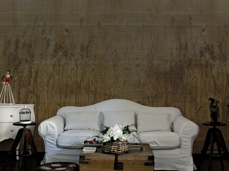 tapeter-i-vardagsrummet-cerere-äng-motiv-brun-färg-vit-soffa-soffbord-resväska