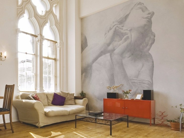 tapet-i-vardagsrummet-caelestis-antik-väggmålning-idé-kvinna-möbler-beige-soffa-orange-skänk